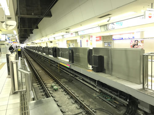 相模鉄道横浜駅ホームドアの画像