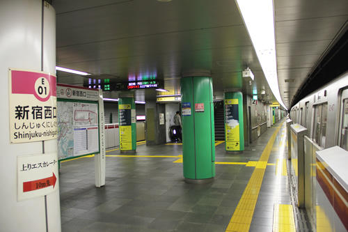 大江戸線新宿西口駅の画像
